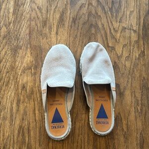 Verbenas Women's Soft Gray Suede Mules